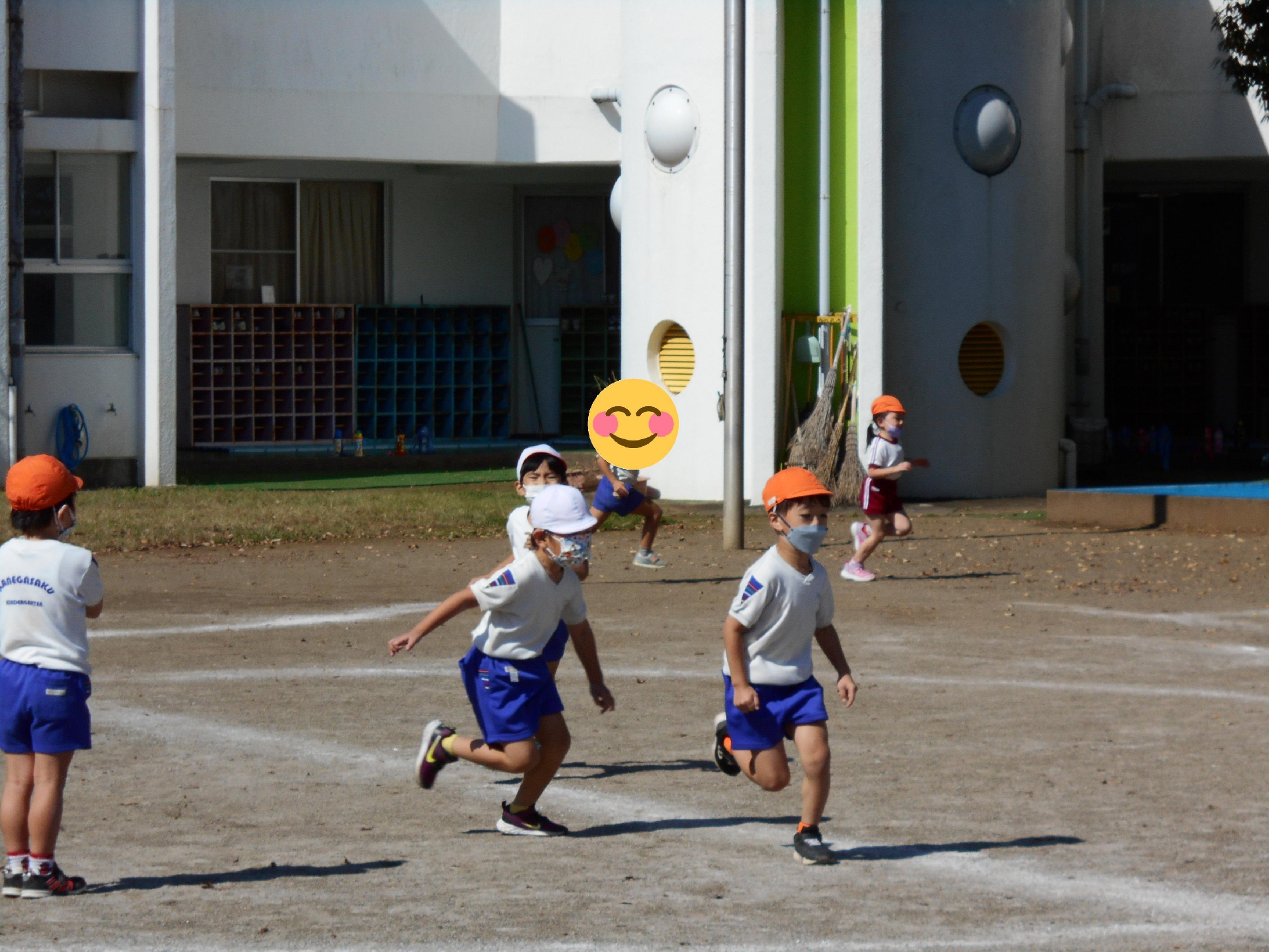 園庭で鬼ごっこ
